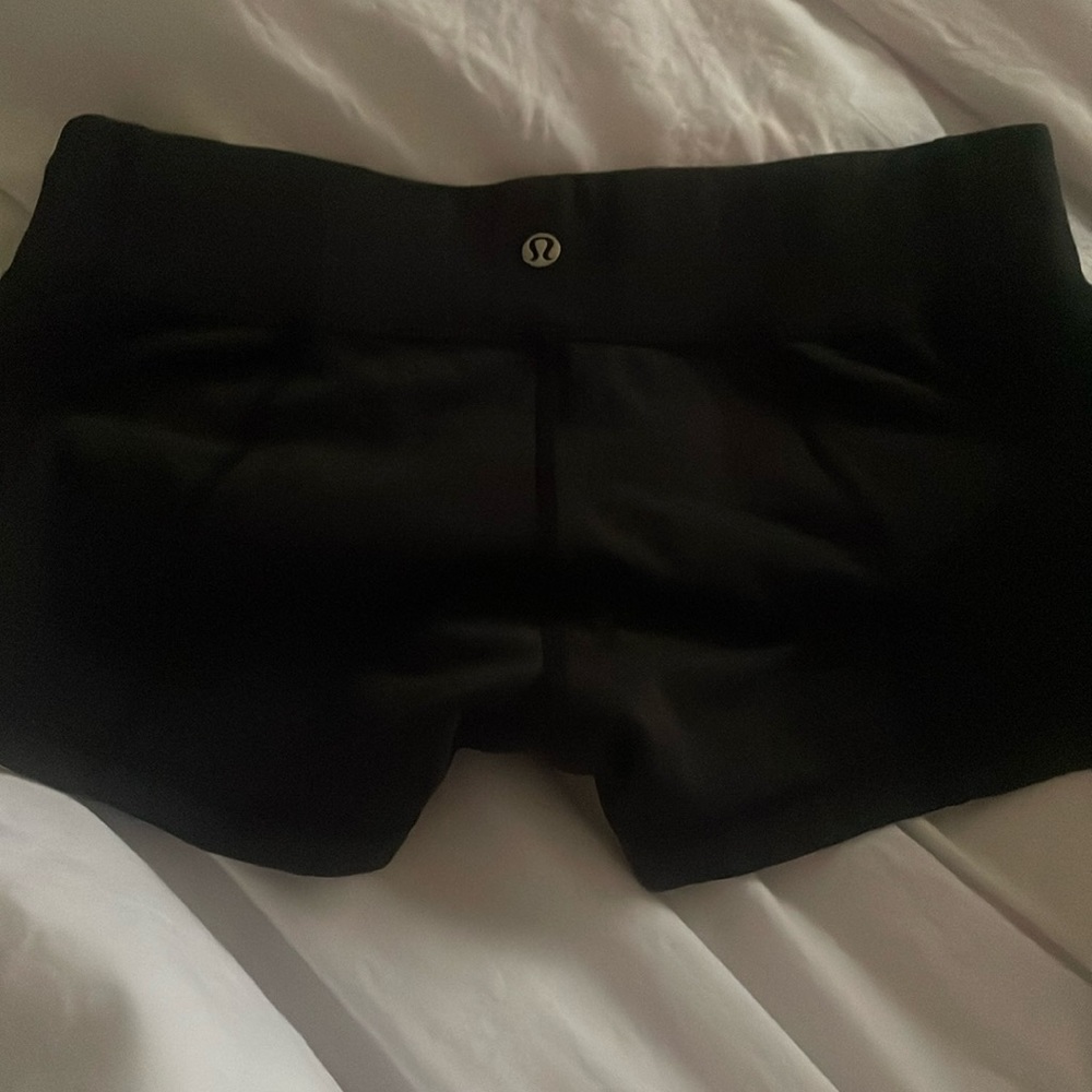 size 4 lulu lemon shorts with scrunch on sides